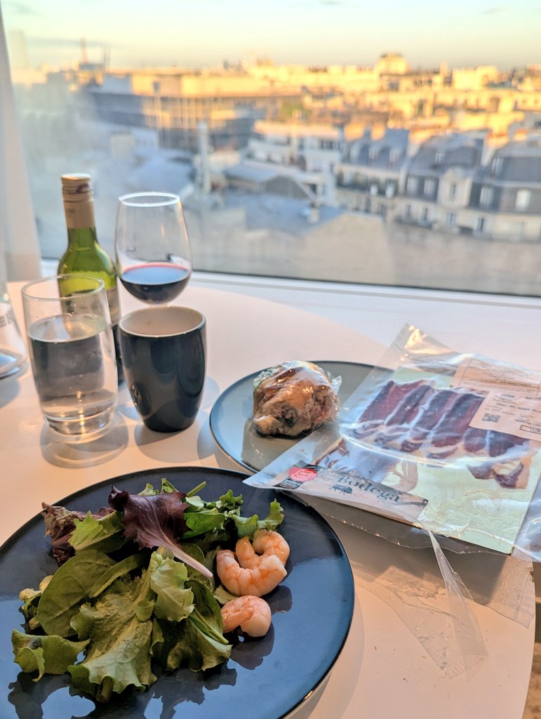 kapi2019SFC's tweet image. おはようございます、パリ🦔🐣
順番に投稿したいのにズレまくってどうしていいのか分からない朝😂
とりあえずイベリコベジョータと赤ワインワイン🍷でだらだらしてます🤤
エッフェル塔ビュー&amp;amp;サクレ・クールビュー
#パリ🇫🇷
#2026年2月欧州ぐるぐる旅🌀