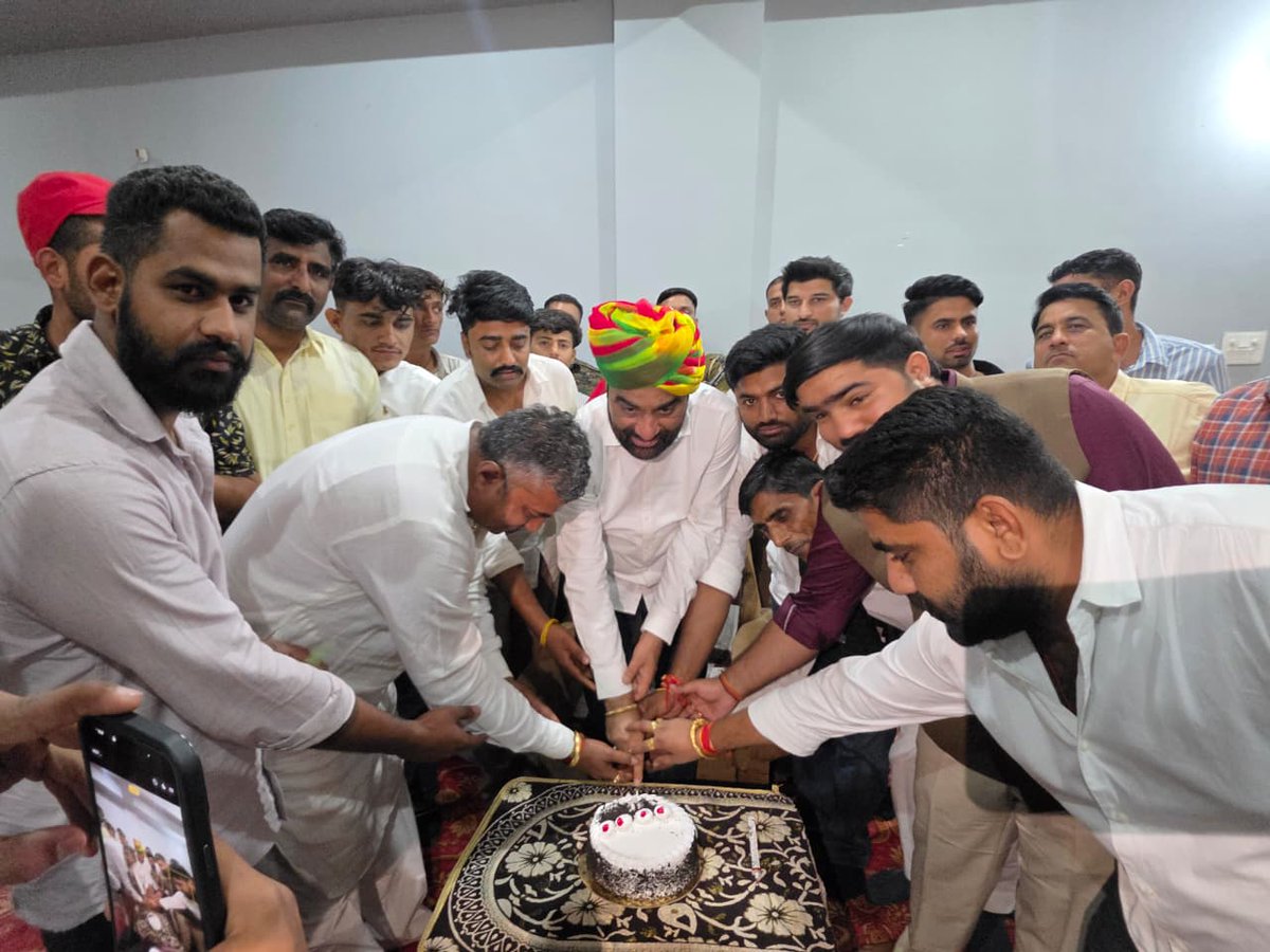 hanumanbeniwal's tweet photo. देर रात्रि बालोतरा जिले के अराबा (कल्याणपुर) में श्री भंवर सिंह जी, वेरीशाल सिंह जी, किशोर सि���ह जी गोरधन सिंह जी राजपुरोहित, श्री डूंगरसिंह जी राजपुरोहित के आवास पर जाना हुआ,विगत दिनों इनके परिवार में आयोजित वैवाहिक कार्यक्रम में व्यस्तता के कारण मैं पहुंच नहीं पाया इसलिए कल इन्हें शुभकामनाएं दी | आप सभी ने मेरे जन्म दिवस के अवसर पर केक काटकर जो स्नेह दिया उसके लिए राजपुरोहित परिवार का आभार |