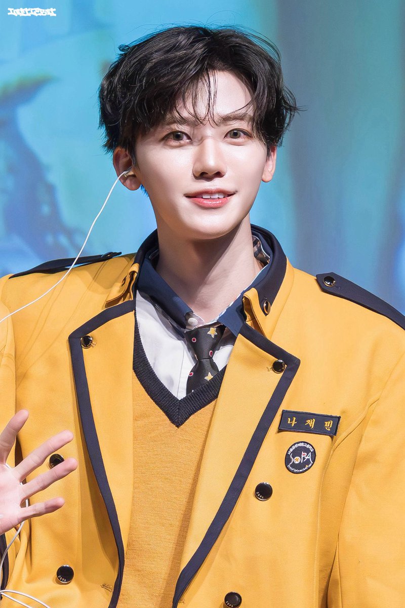 วิชวลมาตั้งแค่เด็กยันโตยิ่งโตก็ยิ่งหล่ออยู่ในชุดยูนิฟอร์ม sopa ที่เหมือนห่างกันแค่ไม่กี่วัน โตมาอย่างดีเลยเนี่ย