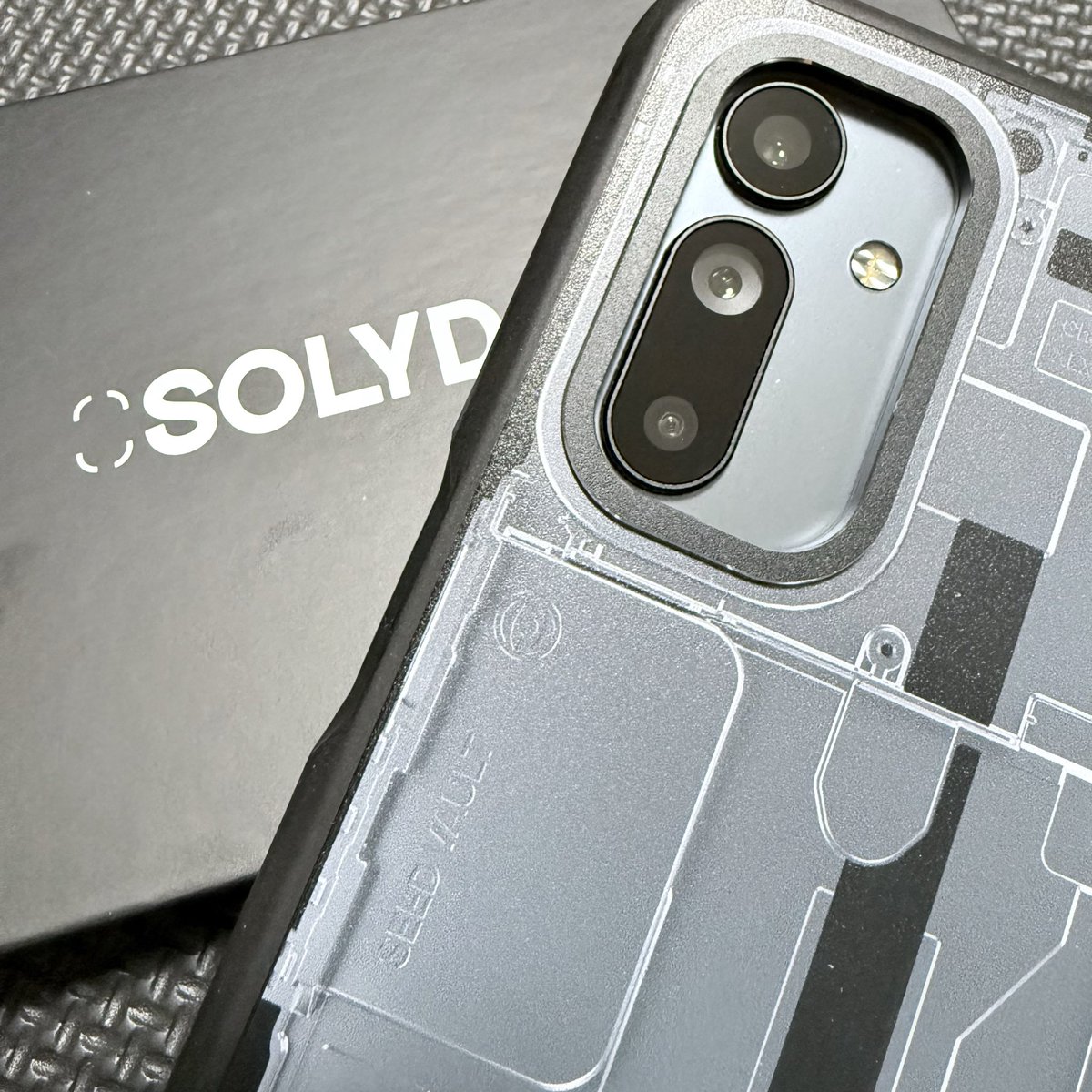 o0_0bd0_0v's tweet photo. $SKR 割引が始まる前、
#MoonPay 経由で購入した
#SOLYD のSeeker用スマホケースです。
このシリーズのケースには
それぞれNFTが付いていてユニーク。
ちなみにこのケースはX-Rayです。 https://t.co/sX9mji66tr