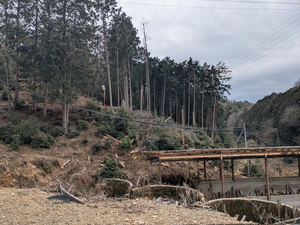 一ヶ月ぶりぐらいの廃探索です。
うわぁ、いきなりでかいのあった。
京都。