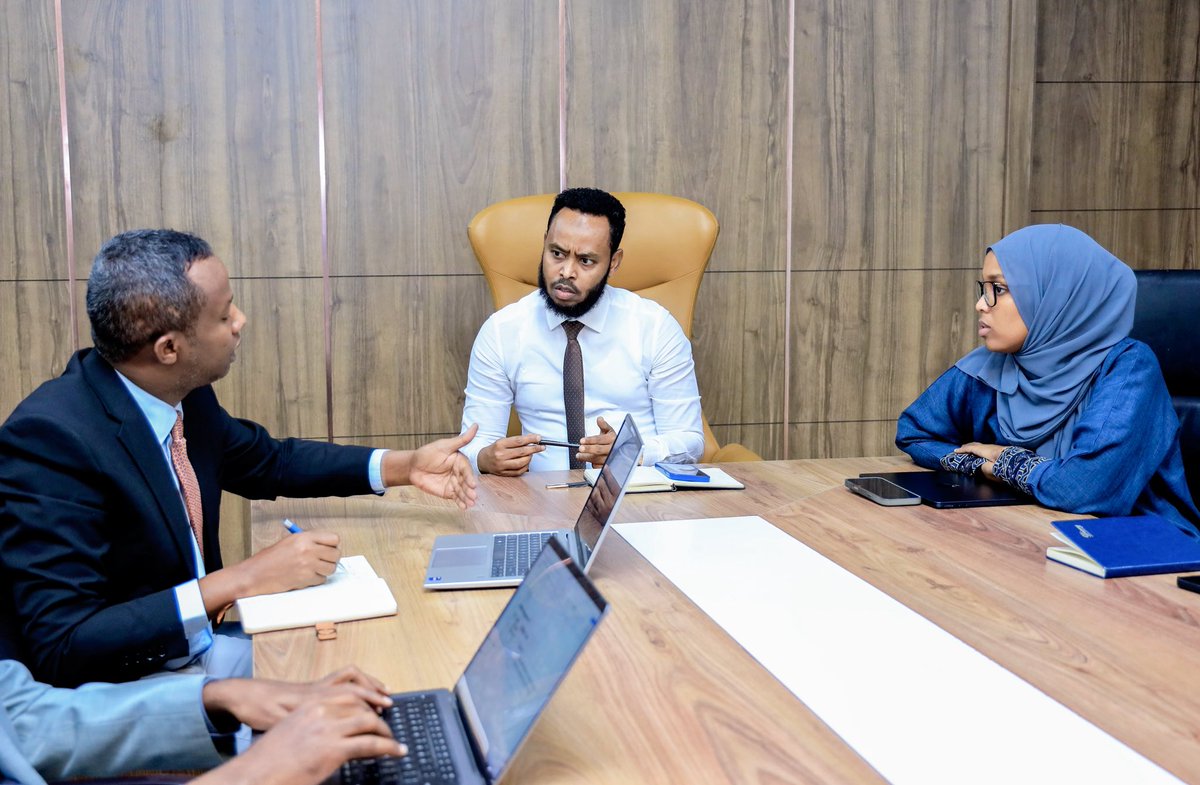 sinaansikastaba's tweet photo. DG @AbdulkadirEA chairs a strategic session with @SinaanProgramme to prepare for this week's 2nd PSC meeting. Reviewing progress and aligning activities. 

Together, we are ensuring steady progress toward our shared goals. #sinaansikastaba #gofargotogether #localgovernance https://t.co/xw3topTRgT