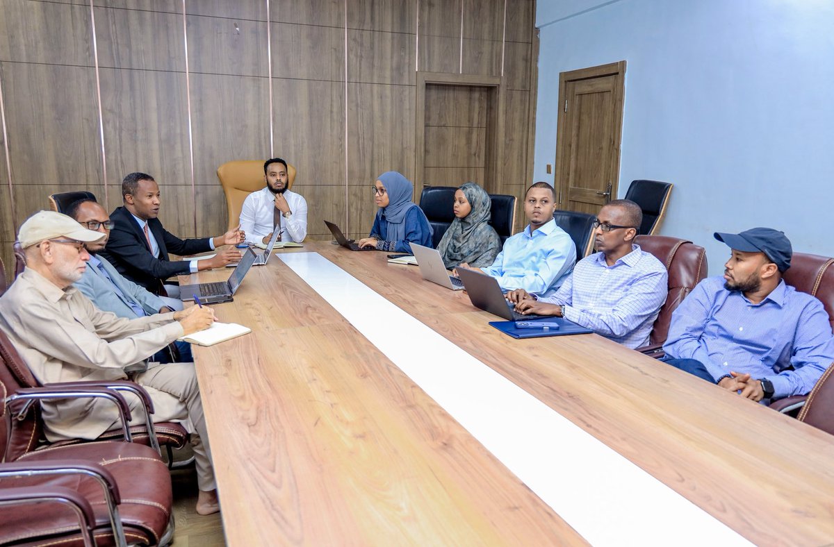 sinaansikastaba's tweet photo. DG @AbdulkadirEA chairs a strategic session with @SinaanProgramme to prepare for this week's 2nd PSC meeting. Reviewing progress and aligning activities. 

Together, we are ensuring steady progress toward our shared goals. #sinaansikastaba #gofargotogether #localgovernance https://t.co/xw3topTRgT
