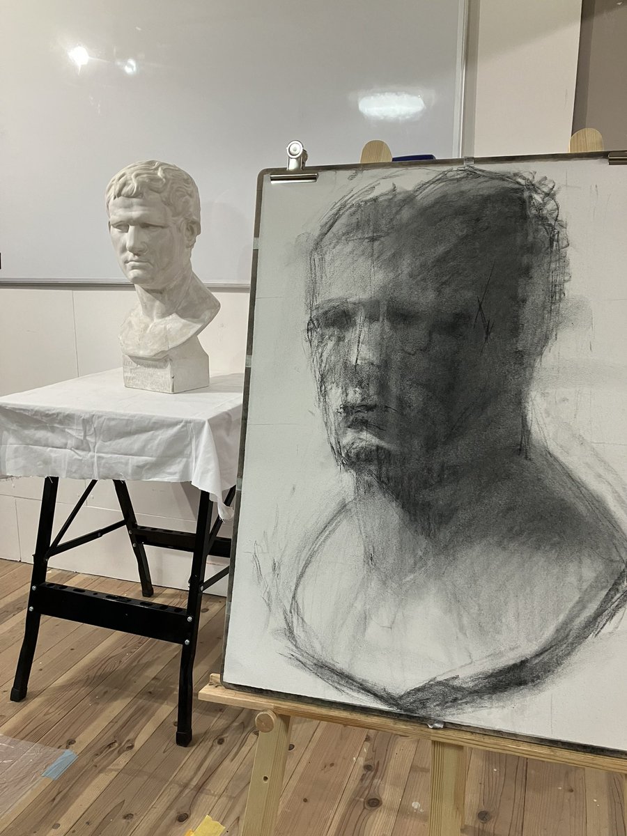 描き出しです。 初めて石膏像というモノを買いました、デッサンと言え