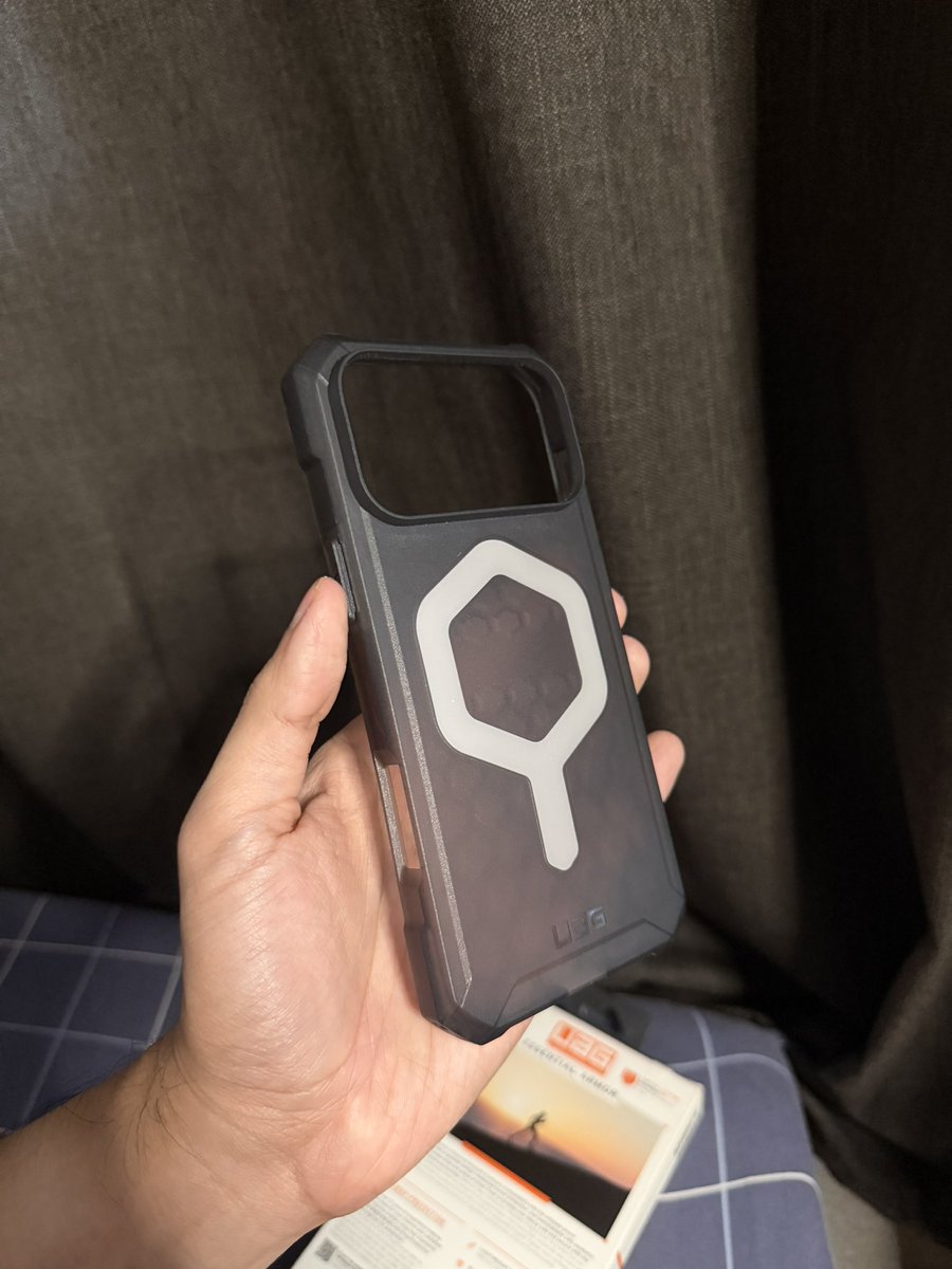 _jzmtc's tweet photo. UAG ESSENTIAL ARMOR iPhone 17 Pro Max Case
Original 💯
Like new 
Used few times only
Php 1,490
(Photos and video posted)
📍Bulacan - FREE SHIPPING to your location. https://t.co/CStKnMuc2p