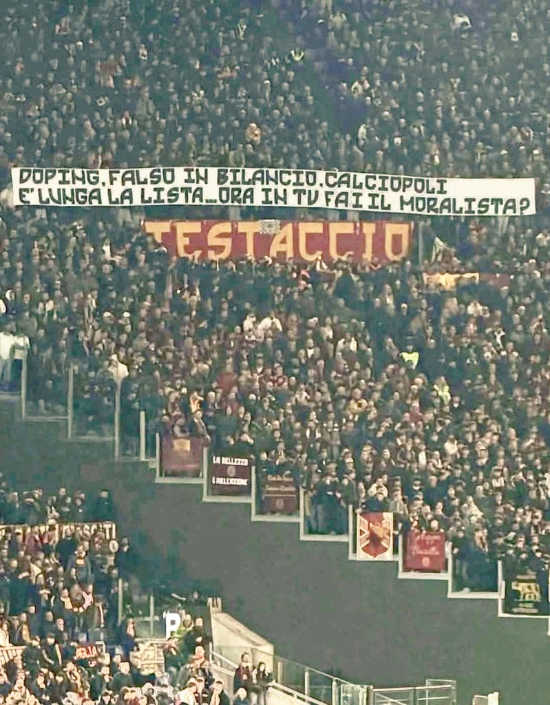 _Pupi81_'s tweet photo. Che simpatico striscione ieri a Roma, vedo che in questo caso quasi nessuno si è sprecato a postarlo..che STRANO 😁

#gobbidimmerda #ladri https://t.co/pHFczpzyZI
