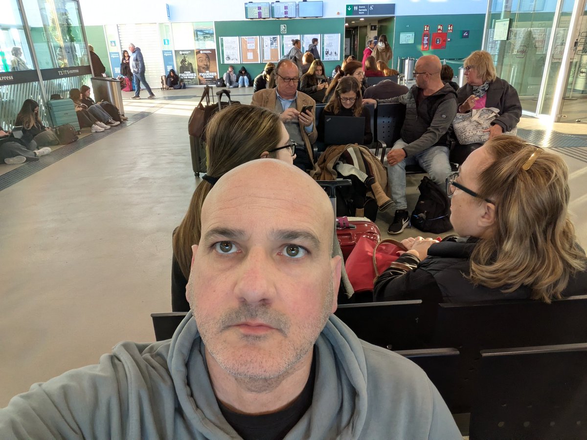 DidacMoreno's tweet photo. Iep, que el tren no surt (Estació Figueres_Vilafant). De moment, una hora i 15' de retard. Motiu, no hi ha maquinista!!!
L'alta velocitat ja va igual, o pitjor, que Rodalies.
Algun dia en passarà una de grossa i no us puc assegurar que no sigui jo el protagonista.
#UnDiaDeFuria https://t.co/bFh0Go9BbU