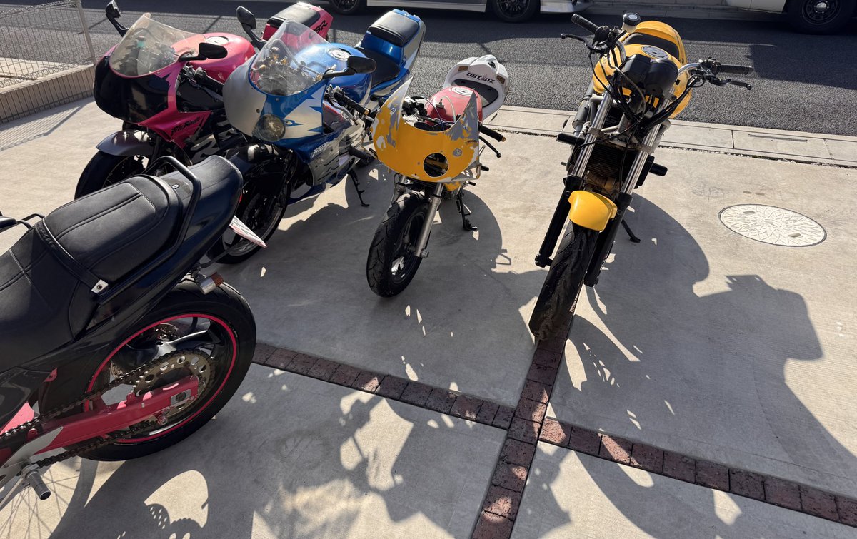 ENEOSUGI's tweet photo. 1年ぶりにバイクたちを掘り出した。
みんなカサカサになってたから今度洗ってあげよう。
Ｎチビ返さないと💦 https://t.co/FeU5aUIaNW