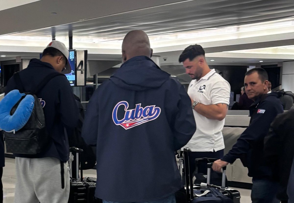 Ya está #elCubaClasico en Phoenix, Arizona, donde este lunes tendrá sesión vespertina de entrenamiento.
Martes y miércoles, partidos de cierre de preparación para el VI Clásico Mundial de #Beisbol.
#Cuba #BeisbolCubano