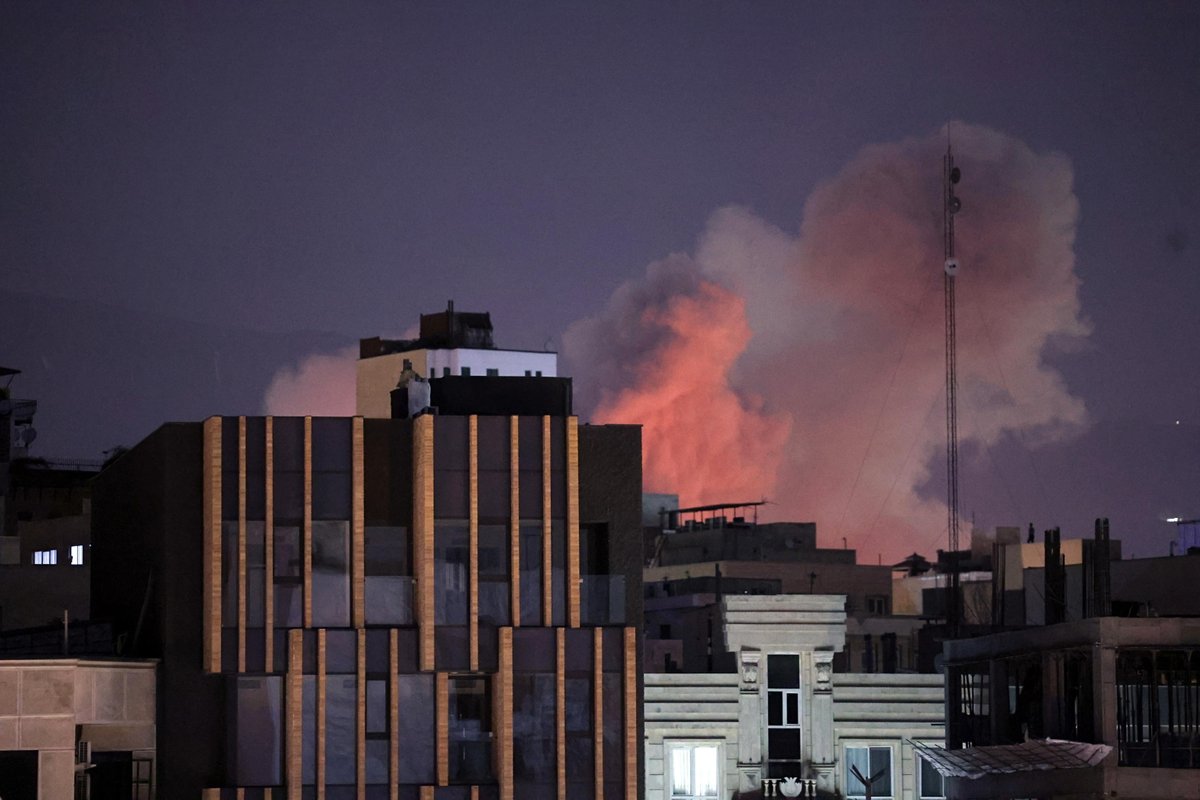 RaiTre's tweet photo. Operazione militare Usa-Israele, caos nei cieli del Medio Oriente. Allerta petrolio dopo chiusura stretto di Hormuz.
#ReStart @AnnalisaBruchi: 09:45 #Rai3
@petergomezblog @negrialbe @d_ruvinetti #PaoloCapitini @giubileif @pegahmoshir @lucacarabetta@agnelli_paolo #DavideTabarelli https://t.co/PDMmNcHq5D