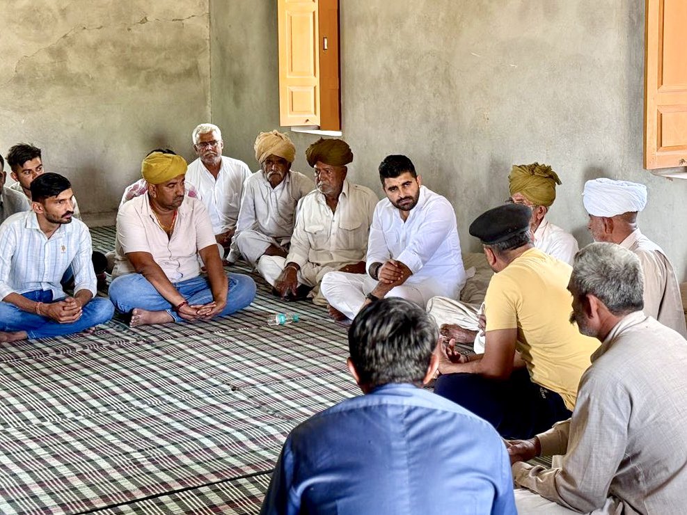 विधानसभा क्षेत्र शिव स्थित राणे जी की बस्ती में श्री हठुसिंह जी राठौड़ का हाल ही स्वर्गवास होने पर आज उनके निवास स्थान पहुंचकर पुण्यात्मा को श्रद्धांजलि अर्पित की।

ईश्वर से प्रार्थना करता हूँ की पुण्यात्मा को अपने श्रीचरणों में स्थान दे एवं शोक संतप्त परिजनों को यह दुख सहने की