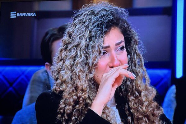 MSoll123321's tweet image. Rechts een intens verdrietige Iraans/Nederlandse dame die de gruwel daden van een dictator van dichtbij heeft meegemaakt.
Links, letterlijk en figuurlijk, een huppelkut die...... Tja, wat eigenlijk?
Te dom is om te poepen en niet verder komt dan " ja maar Trump.