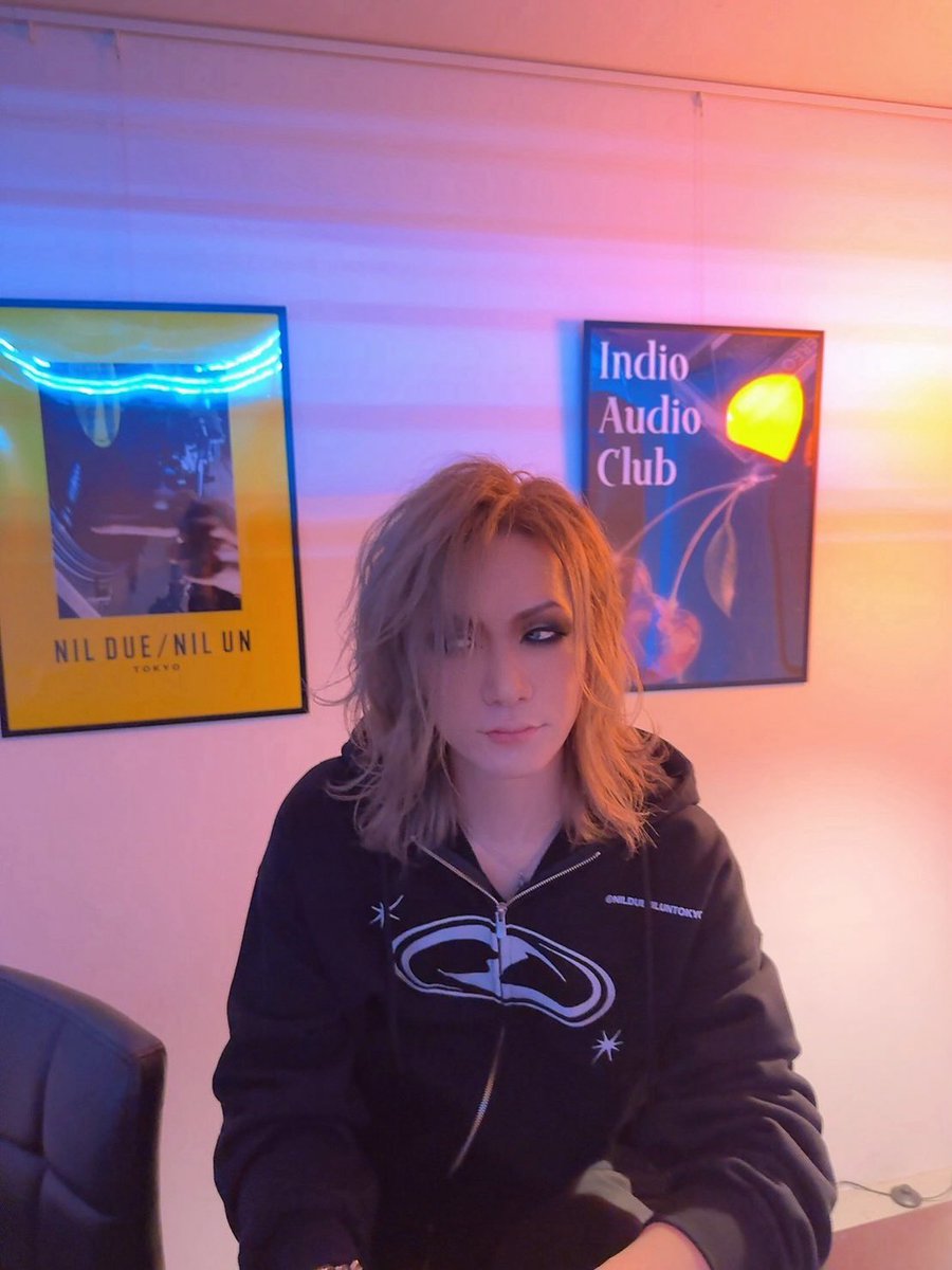 展示会途中経過。

2人とも着替えてみました。

オンラインストアの特典映像の方では結構語ったんだけど、個人的に制作段階で1番ドラマのあった思い入れの強い水色のチェックシャツにチェンジ🔄

うっさんは黒が似合ってたのでそちらに着替えて後半皆様にお会いさせていただきます🫡🔥