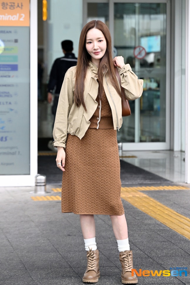 jocelynlalu's tweet photo. Actress Park Min-young departed for Phuket, Thailand via Incheon International Airport Terminal 2 on the afternoon of the 2nd for a photo shoot.
#ParkMinYoung #박민영
#QueenOfDrama
#RomComQueen https://t.co/3N78MUwBGb