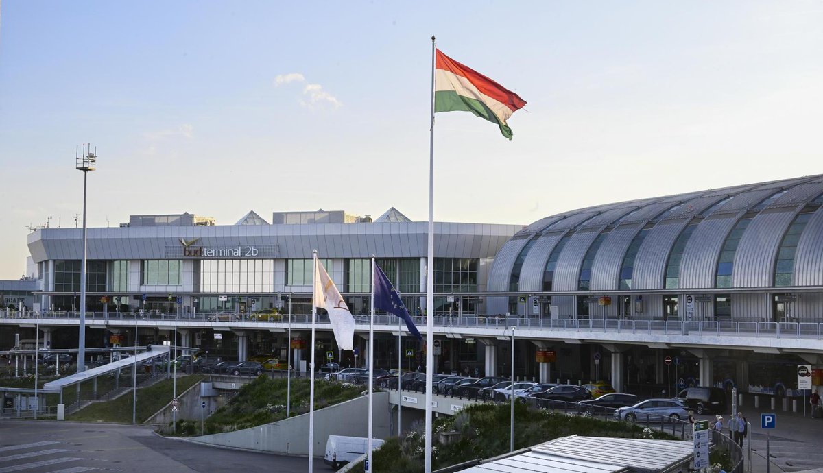 #Macaristan #Budapeşte 
Ortadoğu'da tırmanan çatışmalar, Macaristan'ın 🇭🇺 hava trafiğini doğrudan etkilemeye devam ediyor. Budapeşte Ferenc Liszt Uluslararası Havalimanı'nda 01 Mart 2026 Pazar günü 28 uçuş iptal edildi.