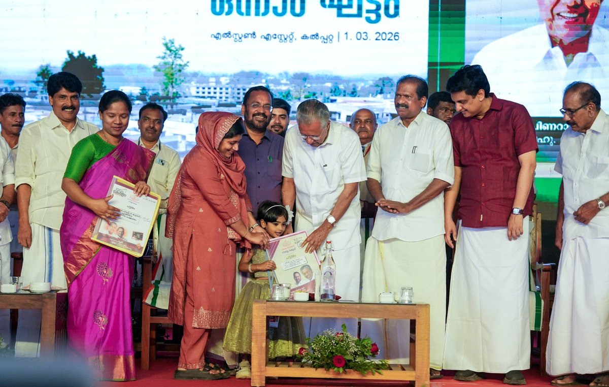 tncpim's tweet photo. கேரள மாநிலம், வயநாடு மாவட்டம், முண்டக்கை மற்றும் சூரல்மலை பகுதியில் கடந்த 2024ஆம் ஆண்டு ஏற்பட்ட நிலச்சரிவால் பாதிக்கப்பட்டு வீடுகளை இழந்த மக்களுக்கு இடது ஜனநாயக முன்னணி அரசாங்கம் முதற்கட்டமாக 178 வீடுகளை ஒப்படைத்தது. #WayanadLandslides #LeftAlternate #KeralaModel #TheRealKeralaStory #LDFGovernment