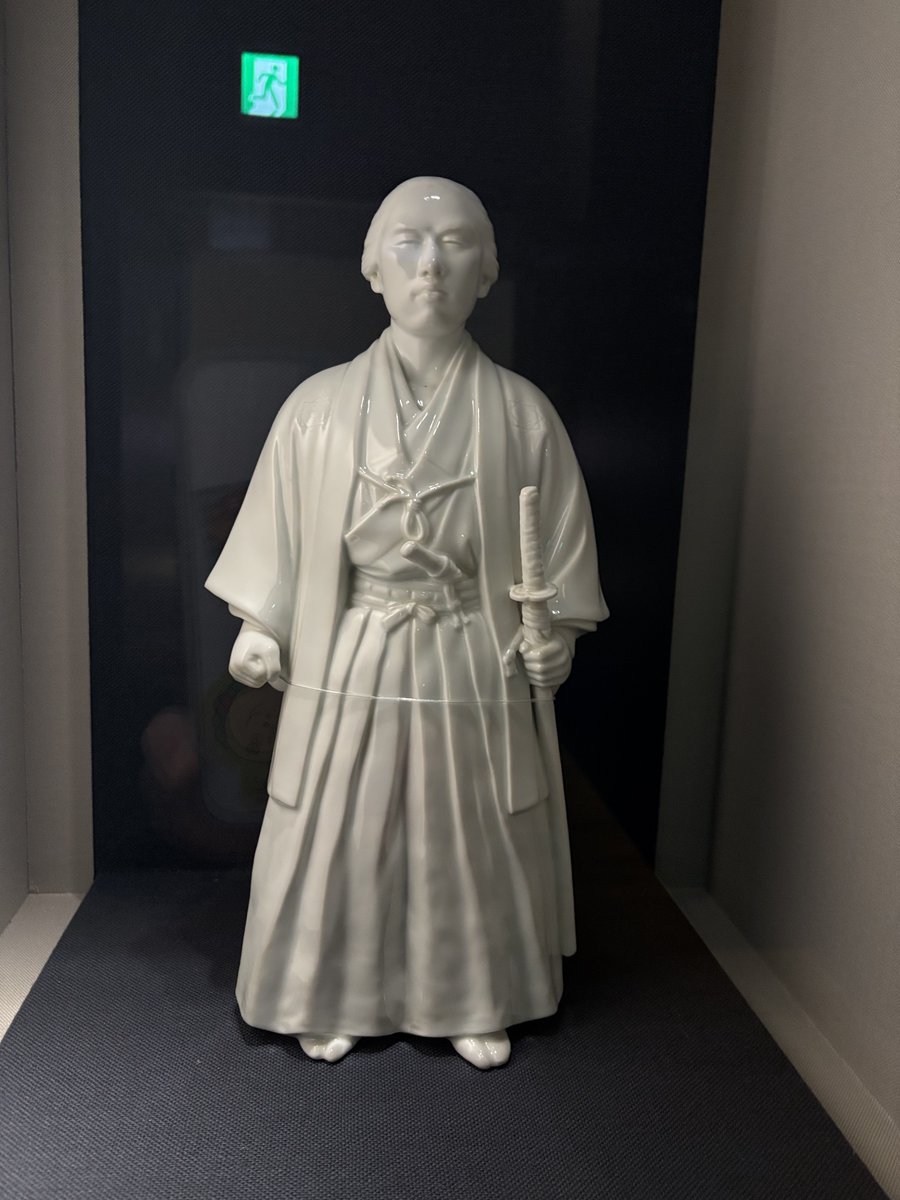 常設展示室の入口にある展示ケースには、酒井田柿右衛門作の立像の龍馬