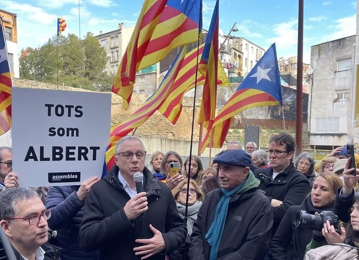 Parlon i Trapero: més enllà de la polèmica i les mentides al Parlament

La consellera i el director general de la policia han acusat un ciutadà, de manera reiterada, d’agressió a un policia d’una causa que ha estat desestimada i arxivada per la Justícia. 

infograma.cat/parlon-i-trape…