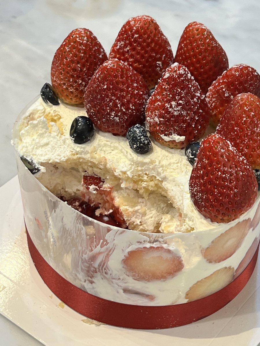 ใครหาร้านเค้กวันเกิดอยากแนะนำร้าน bitecester คุณภาพคุ้มราคามากอร่อยแสงออกปากแม่ชั้นที่เฉยๆกับการกินเค้กออกปากเองเลยว่าวันเกิดรอบหน้าเอาร้านนี้อีก อร่อย!🍓💭🍰