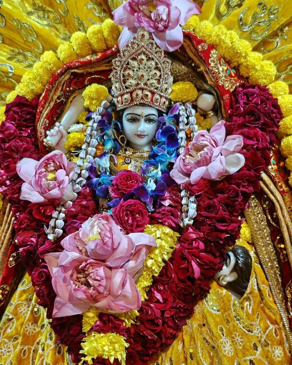 माँ बगलामुखी में चमत्कार और आध्यात्मिक शक्ति है, माँ अपने भक्तों का सदैव ध्यान रखती हैं एवं उनके जीवन में सुख और समृद्धि लाती हैं।