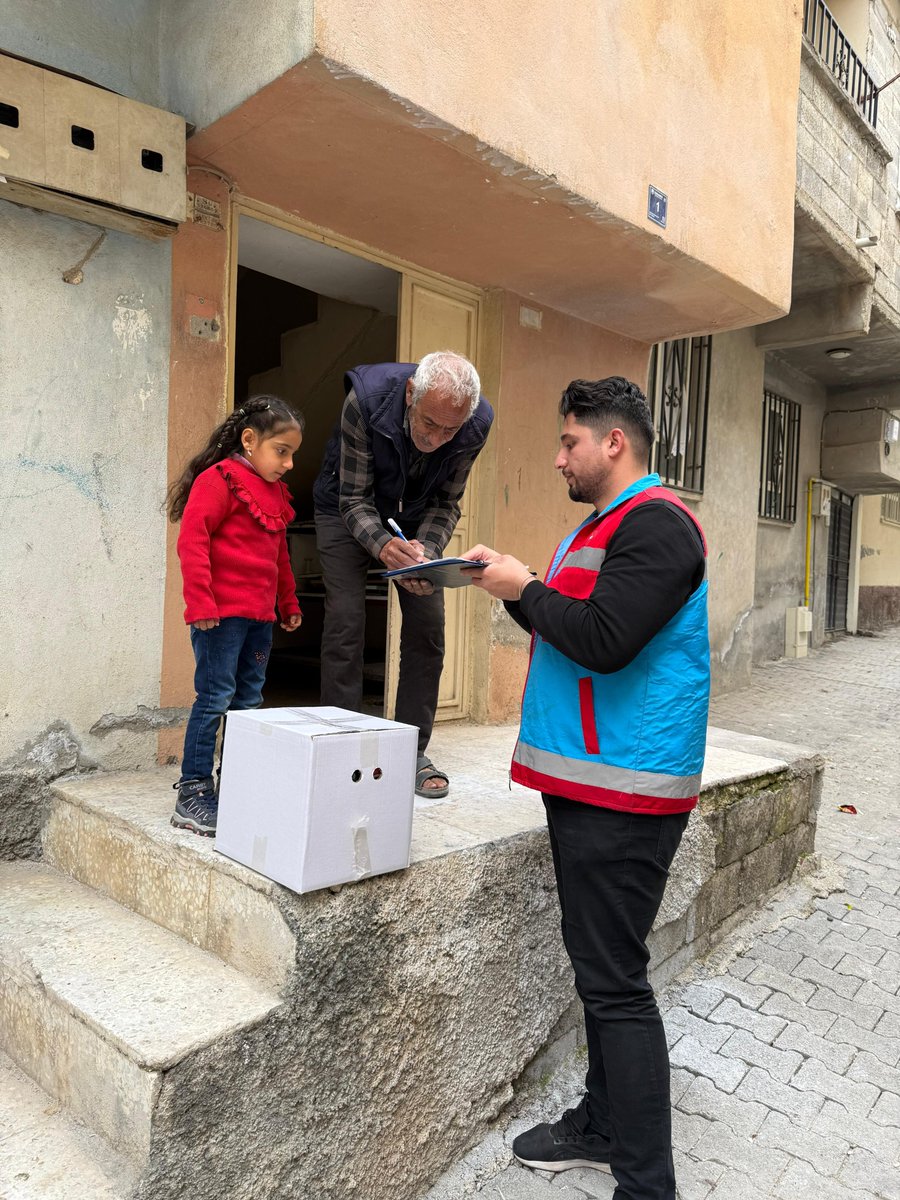 Şanlıurfa Haliliye Kaymakamlığı Sydv. Vefa Birimi olarak gönüllere dokunmaya devam ediyoruz.Yaz , kış ,hafta içi, hafta sonu demeden.Yaşlı ve dezavantajlı ailelerimize hizmet amacıyla yardım yapmaya devam ediyoruz. Yardım kolilerimizi vatandaşlarımıza ulaştırıyoruz.