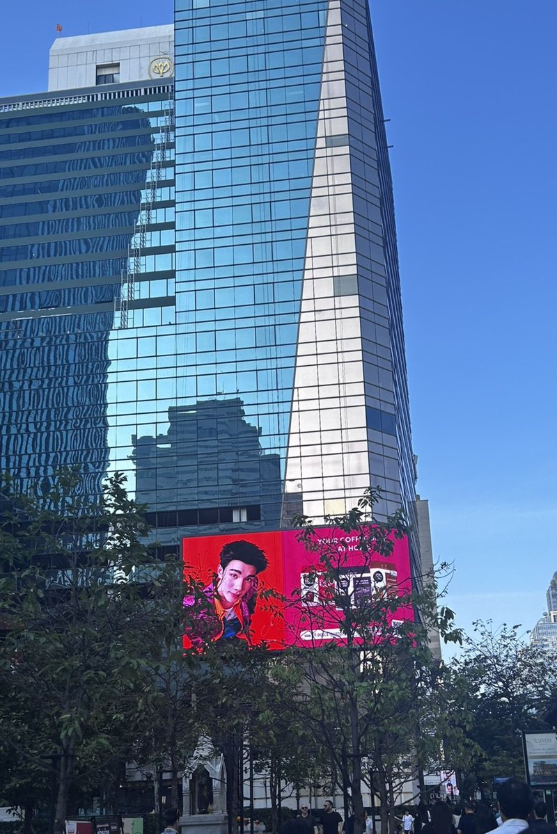 ล่าสุดเมื่อเช้าพี่ที่ทำงานถ่ายรูปส่งมาให้ แบบว่า...สีลมมีน้องโฟ้ดๆจิบกาแฟโชว์บนจอให้เห็นชัดๆแล้วค่าาา เริ่ดมากกกก ขอบคุณ Nescafe Dolce Gusto นะคะ ที่พาน้องโฟ้ดให้ทุกคนได้พบเจอทั่วกรุงเทพเลยยย น่ารักมากกก💖😍☕️✨️

#DolceGustoxFourth
#Fourthnattawat #โฟร์ทณัฐวรรธน์