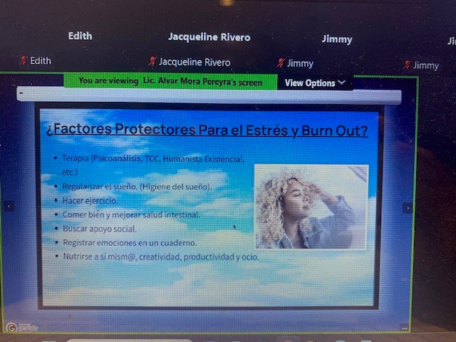El 26/02, la comunidad mexicana en Malasia participó en la videoconferencia “Salud Mental y Adaptación” con el psicólogo Alvar Mora, donde se compartieron herramientas como mindfulness, ejercicio y redes de apoyo para manejar estrés, nostalgia y ansiedad en la expatriación.