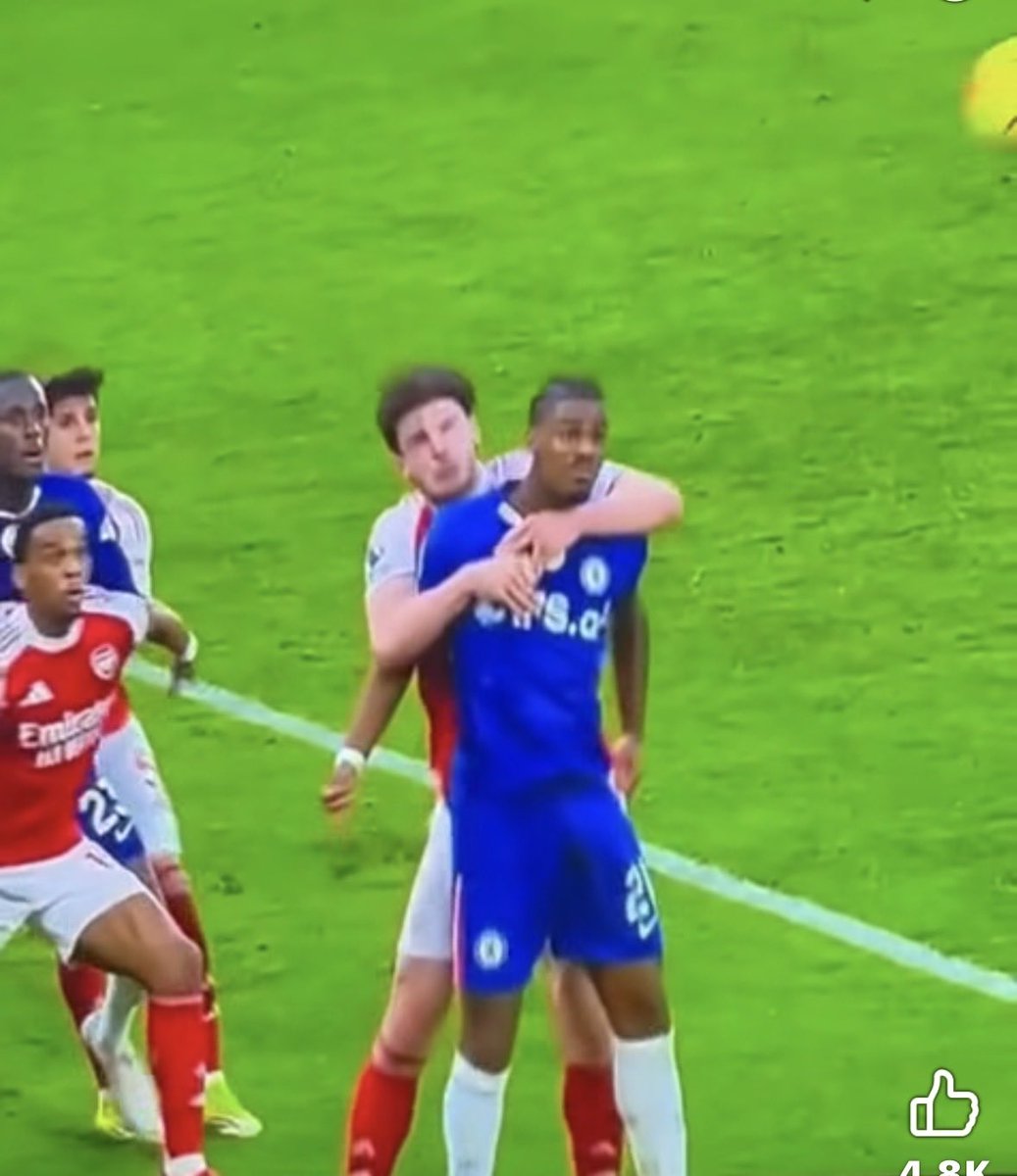 AlbertorStan's tweet photo. @premierleague @Arsenal A player gets held down, unable to jump and challenge the ball and its seen as part of the play. Corrupt and selective refereeing against Chelsea. https://t.co/PEHry3rEst