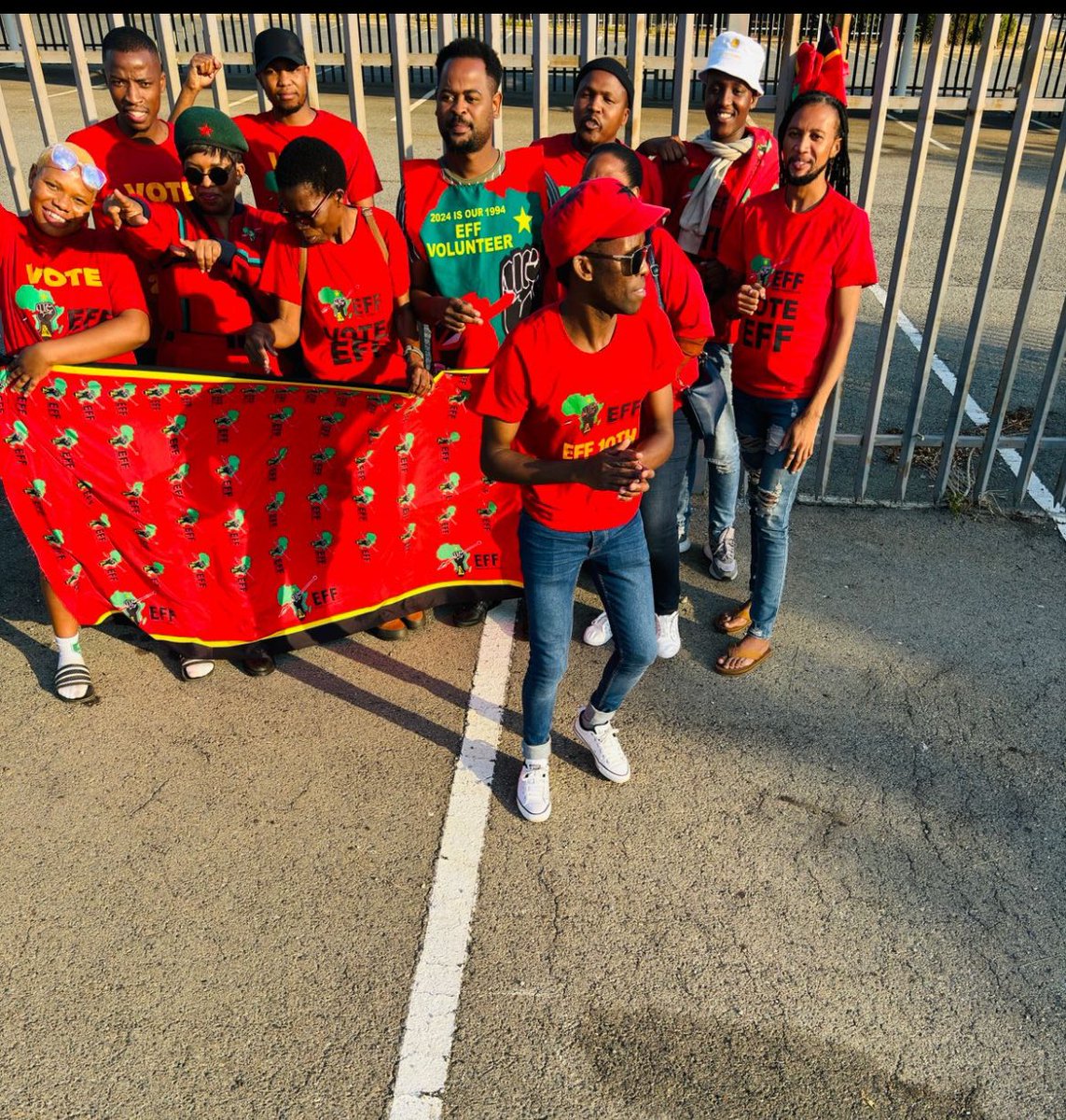 Mara_Mbokodi's tweet photo. Ahh! With my Forces Of Change (Randburg, Ward 102) @JHB_Ward102 👍

Victory or Death has begun ❤️🖤💚
Victory loves preparation! https://t.co/McZTXhmVSE