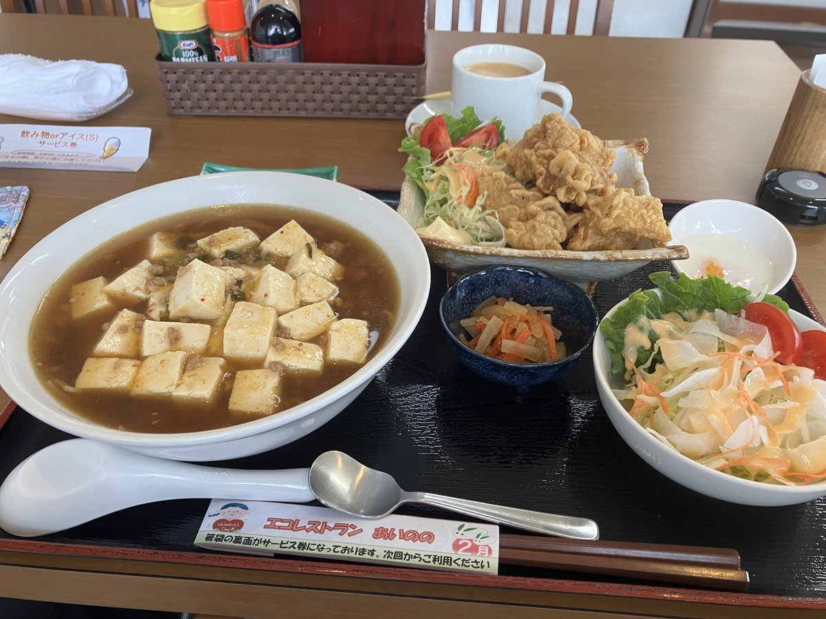 WMuro50169's tweet photo. 先週金曜日、ランチにから揚げ定食を食べる気満々でレストランに行ったのですが、なんとAランチが麻婆ラーメン！悩みに悩んだ挙句、どっちも食べることにしました！味も量も値段も大満足！！
Ａランチピリ辛麻婆ラーメンセット1,000円＋大きなから揚げ4個（定食の単品）500円のセット　1,500円（税込） https://t.co/BqsKwMzWxP