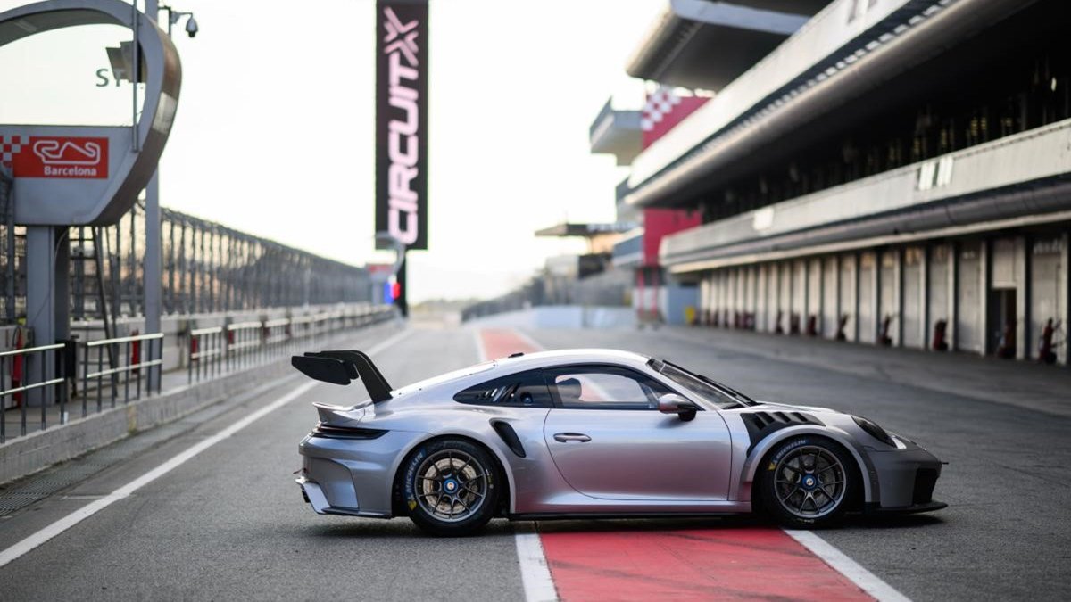 PorscheSupercup's tweet image. #PorscheMobil1Supercup – Good morning from Circuit de Catalunya-Barcelona. Exciting day ahead of the #Supercup teams with the roll-out of the new #Porsche #911Cup

#Circuitcat_eng @PorscheRaces