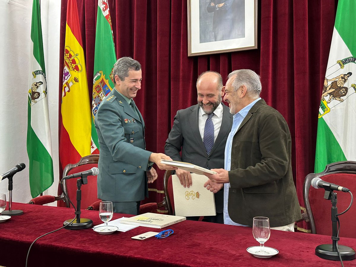 SubGobCAD's tweet photo. La Subdelegada del Gobierno en Cádiz ha asistido a la presentación del libro “Valores de la Guardia Civil. 180 años cerca de ti” en el Salón del Claustro de la Diputación Provincial. Una obra que resalta el compromiso y servicio de la #GuardiaCivil a la sociedad. 📖🇪🇸 
#Cádiz https://t.co/Vdw3UXWeUL
