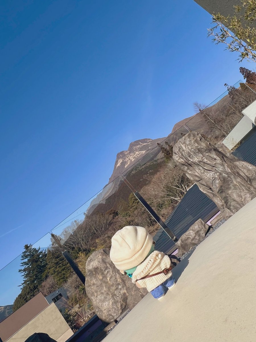 rom_sendesu_'s tweet photo. ジェぬい、ごらん　あれが　由布岳
のちほどのぼるんでしょう？って顔してる
登るわけないだろうが https://t.co/okjX7Hm1cJ