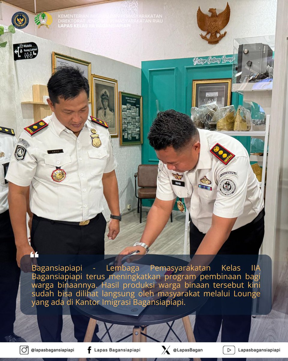 LapasBagan's tweet photo. HASIL KARYA WBP LAPAS BAGANSIAPIAPI KINI HIASI LOUNGE UMKM DI IMIGRASI BAGANSIAPIAPI

Bagansiapiapi - Lapas Bagansiapiapi terus meningkatkan program pembinaan bagi wbp. Hasil produksi warga binaan tersebut kini bisa dilihat langsung oleh masyarakat melalui Lounge Kantor Imigrasi https://t.co/BWdAcHLkp6