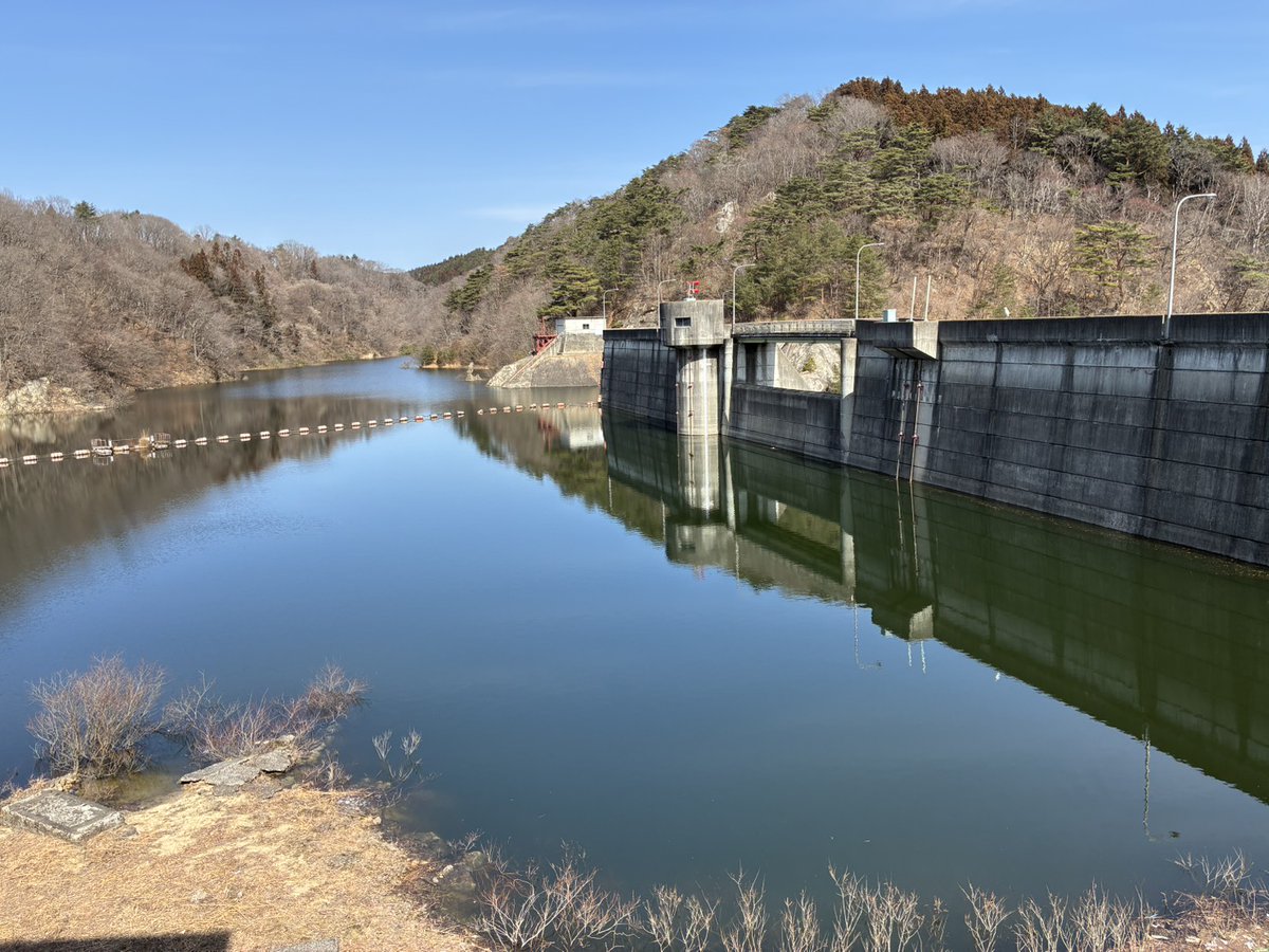 nitokaiku's tweet photo. 今日の岳ダム
今年は雪も少なく、暖かかったこともあり、貯水池が凍ってできる、丸い模様（勝手に魔女の目と呼んでます。）も出現しませんでしたね。
#二本松市 #岳ダム https://t.co/tiQy28YmoM