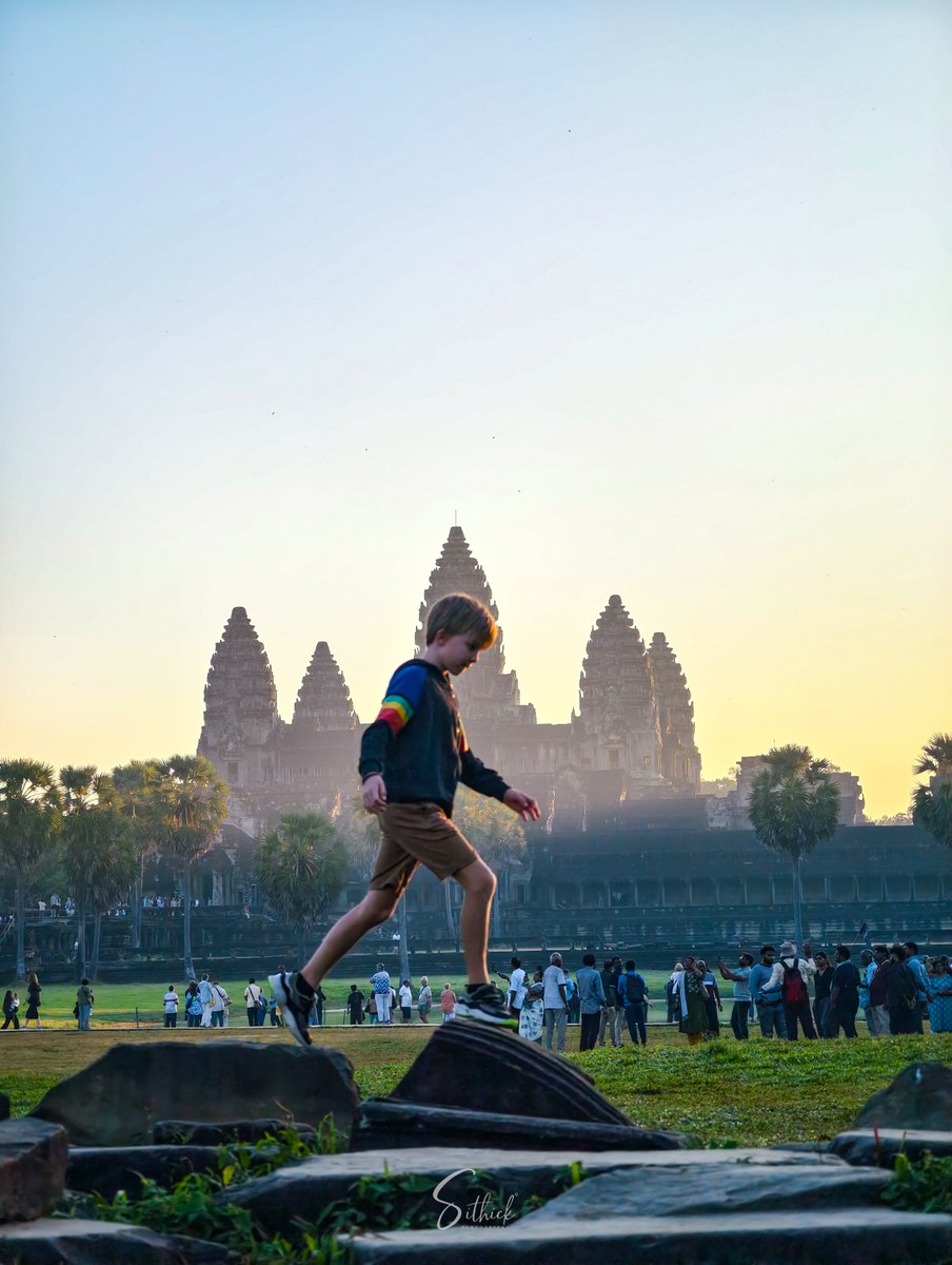 smasithick's tweet photo. #FebruaryFrames | Angkor Wat ๐ฐ๐ญ
Caught a spontaneous mid-action moment of a young boy exploring the grounds of Angkor Wat during golden hour, the warm light and long shadows adding drama to the iconic skyline.
The composition places him along the left third for balance, with the temple spires anchoring the right. Foreground stones create natural framing, subtle leading lines guide the eye inward, and layered depth builds a strong sense of scale.
Shot on vivo X200 Ultra.
#ShotOnSnapdragon
@Snapdragon @Snapdragon_IN @Snapdragon_UK @gregcroc @SnapdragonCarla @sumitsonal @tucneekfreek @Vivo_GLOBAL @Vivo_India @keshavchugh
