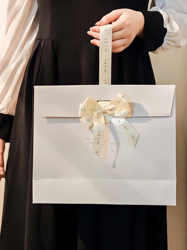 SurePacks's tweet image. Refresh your brand this spring! 
Our new eco-friendly gift &amp;amp; shopping bags are here. Perfect for a seasonal update.
🌐 Website: surepacks.com
📧 Email: info@surepacks.com
📞 WhatsApp / Tel: +86 13560357315
#SpringPackaging #Sustainable #surepacks