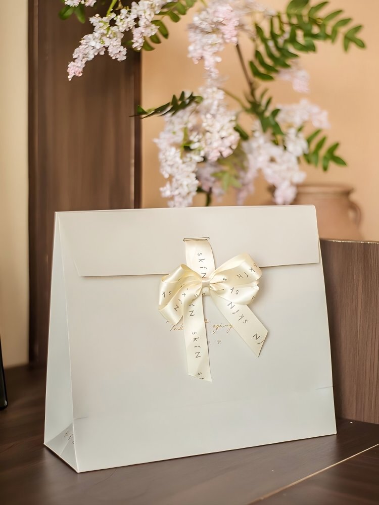 SurePacks's tweet image. Refresh your brand this spring! 
Our new eco-friendly gift &amp;amp; shopping bags are here. Perfect for a seasonal update.
🌐 Website: surepacks.com
📧 Email: info@surepacks.com
📞 WhatsApp / Tel: +86 13560357315
#SpringPackaging #Sustainable #surepacks