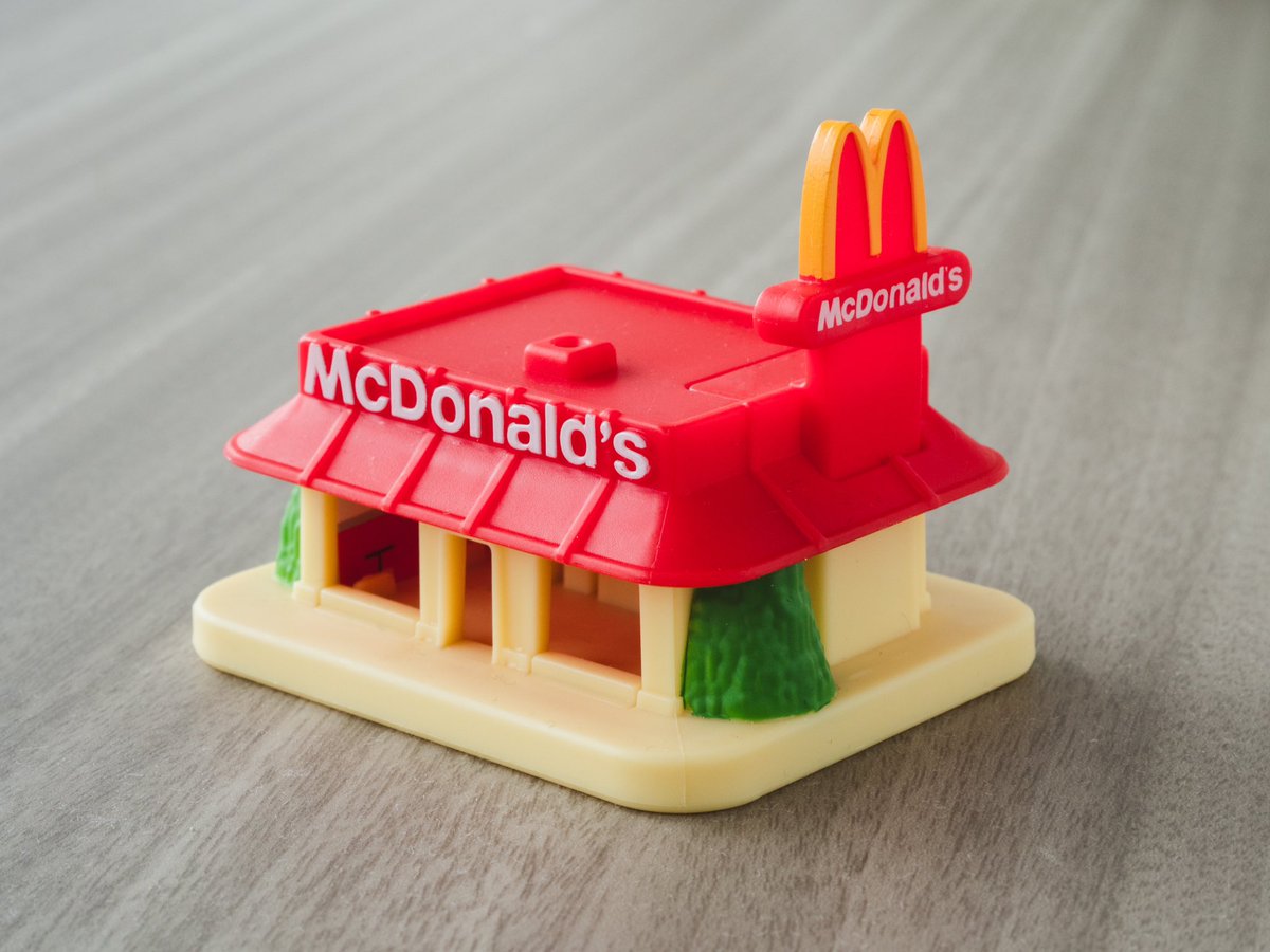 週末、家族全員でハッピーセットを買ったら一番欲しかったお店のやつが当たった。プラレールの情景部品的な趣でとっても良いです