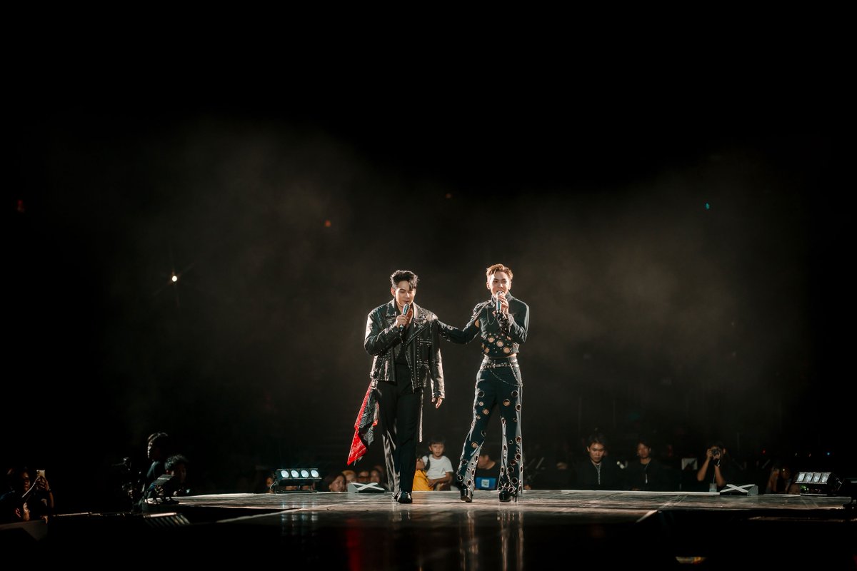 สมบัลลังก์แม่นาย! “ดัง พันกร” ปลุกเวทีลุกเป็นไฟใน DUNK PHUNKORN – THE GOLDEN ERA CONCERT ท่ามกลางแฟนเพลงที่หลั่งไหลมารวมพลคนรักแม่นายกันแน่นฮอลล์ เมื่อวันที่ 21 กุมภาพันธ์ที่ผ่านมา ณ UOB LIVE Bangkok ชั้น 6 เอ็มสเฟียร์

#ดังพันกร