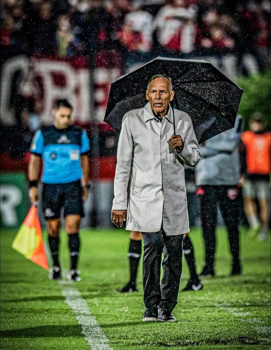 FeliQuiroga1889's tweet photo. Beso al cielo viejito querido. 
Esto es todo tuyo. 
Te extrañamos todos los días. ♥️ https://t.co/WSkU4NdAJs