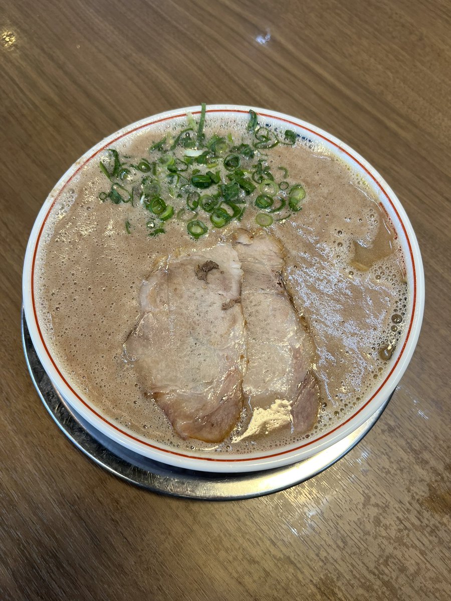 steal_51's tweet photo. 博多だるま５号線。ラーメン850円、返しがバッチリ効いていて、煮込まれたとんこつとマッチして、めちゃくちゃ美味い。チャーハンは、ベトベトで微妙。行列避けるなら11時に行くべし。
#ラーメン #博多だるま #とんこつ #豚骨ラーメン #博多ラーメン #筑紫野 https://t.co/kehqVveqsl