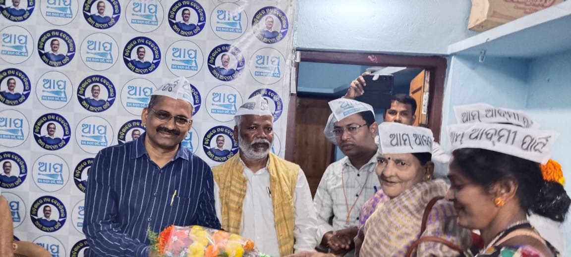 AAPOdisha's tweet photo. ଆପ୍ ଗଜପତି ଜିଲ୍ଲା ତରଫରୁ ଜିଲ୍ଲା ଆବାହକ ଶିଶିର କୁମାର ଭଞ୍ଜ ସାମନ୍ତଙ୍କ ନେତୃତ୍ୱରେ ଆୟୋଜିତ ସକ୍ରିୟ କାର୍ଯ୍ୟକର୍ତ୍ତା ସମ୍ମିଳନୀରେ ରାଜ୍ୟ ସଭାପତି ଶ୍ରୀ @nishimohapatra  ଓ ରାଜ୍ୟ ସମ୍ପାଦକ (ସଙ୍ଗଠନ) ଆଚାର୍ଯ୍ୟ କଲ୍ୟାଣ ଆନନ୍ଦ ଯୋଗ ଦେଇ ଜିଲ୍ଲାରେ ଦଳ ଆଗାମୀ ପଞ୍ଚାୟତ ଓ ପୌର ନିର୍ବାଚନ ଲଢ଼ିବାକୁ ନେଇ ଆଲୋଚନା କରିଥିଲେ । https://t.co/lHD7pRyhI2