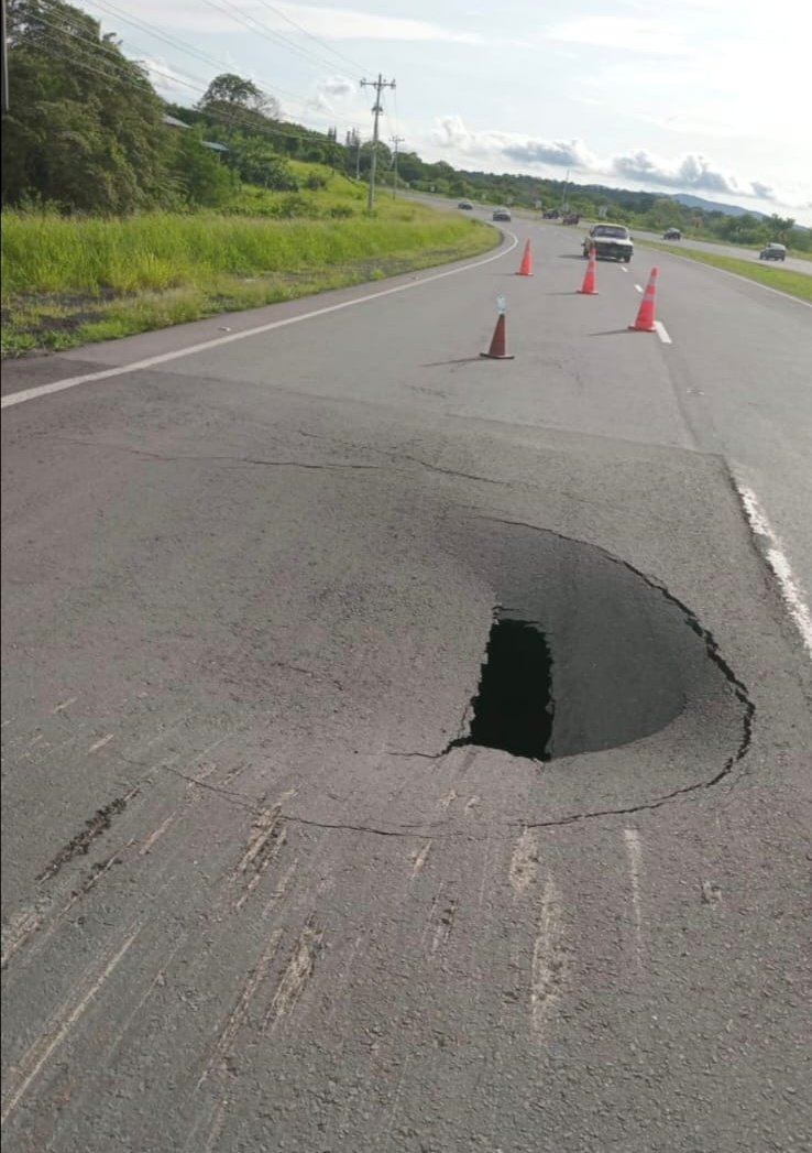 Cupsfire_gye's tweet photo. 🚨 #Precaución
En la vía Entre San Antonio – Progreso se registra hundimiento de la calzada.
Conduzca con extrema precaución, reduzca la velocidad y mantenga distancia para evitar siniestros.
Según información al momento ya se encuentra maquinaria trabajando 
#Atención  #Vialidad https://t.co/ZU20R9HwEU