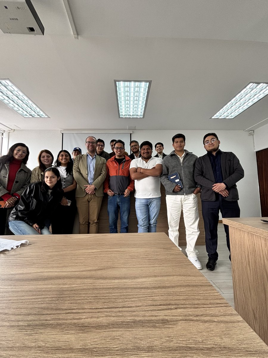 Soledad270802's tweet photo. A mitad de mi Maestría en Derecho Constitucional, compartiendo con mentes que admiré toda mi carrera!! Gracias mi Quito por recibirme siempre con amor 🩵💙 https://t.co/AHKiboTEev