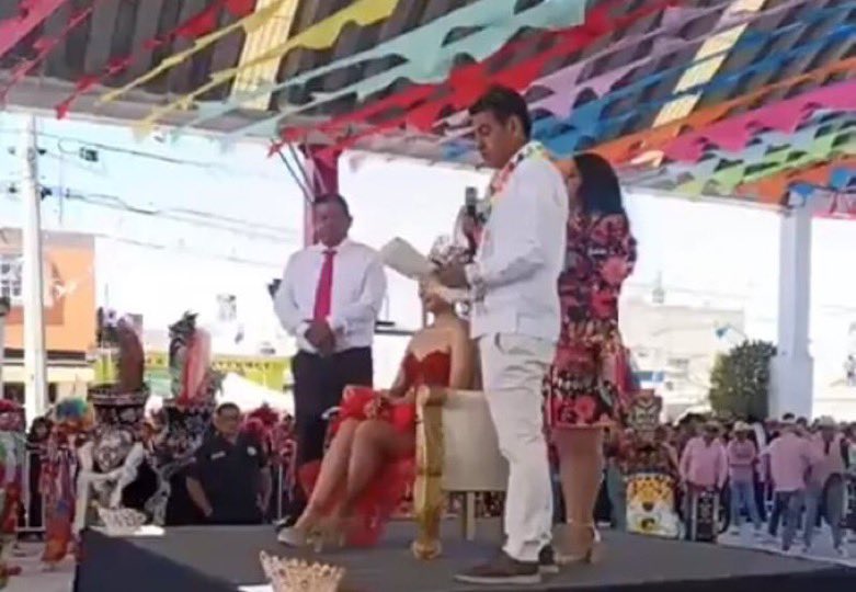 ¿Y LA AUSTERIDAD?

El Presidente Municipal de Chiconcuac, Rafael Vásquez, y su esposa llegaron en helicóptero al Carnaval de San Pablito.

Vecinos denuncian que no hay dinero para obras, pero sí para derrochar en naves.

Así la 4T y su “austeridad”, mucho discurso, poco ejemplo.