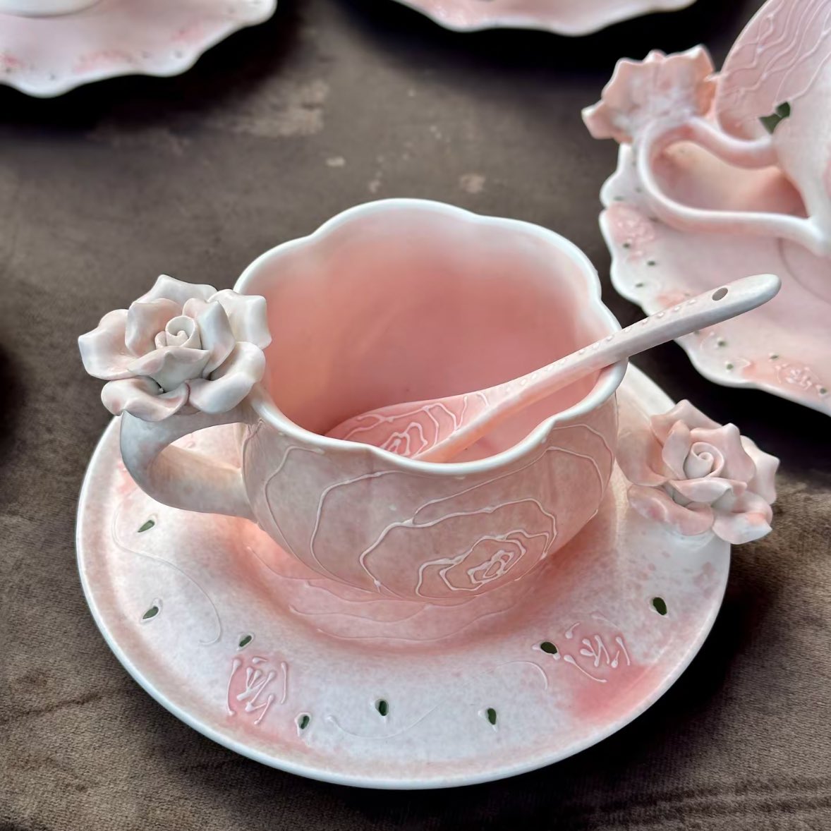 loooovepo's tweet image. This dreamy ceramic tea set is pure magic～ Soft pink rose carvings + pearl accents, too sweet to handle! 🌸☕
Just wanna brew floral tea every day and feel like a little princess on the couch~
#CeramicArt #PinkAesthetic #AfternoonTea #Handmade