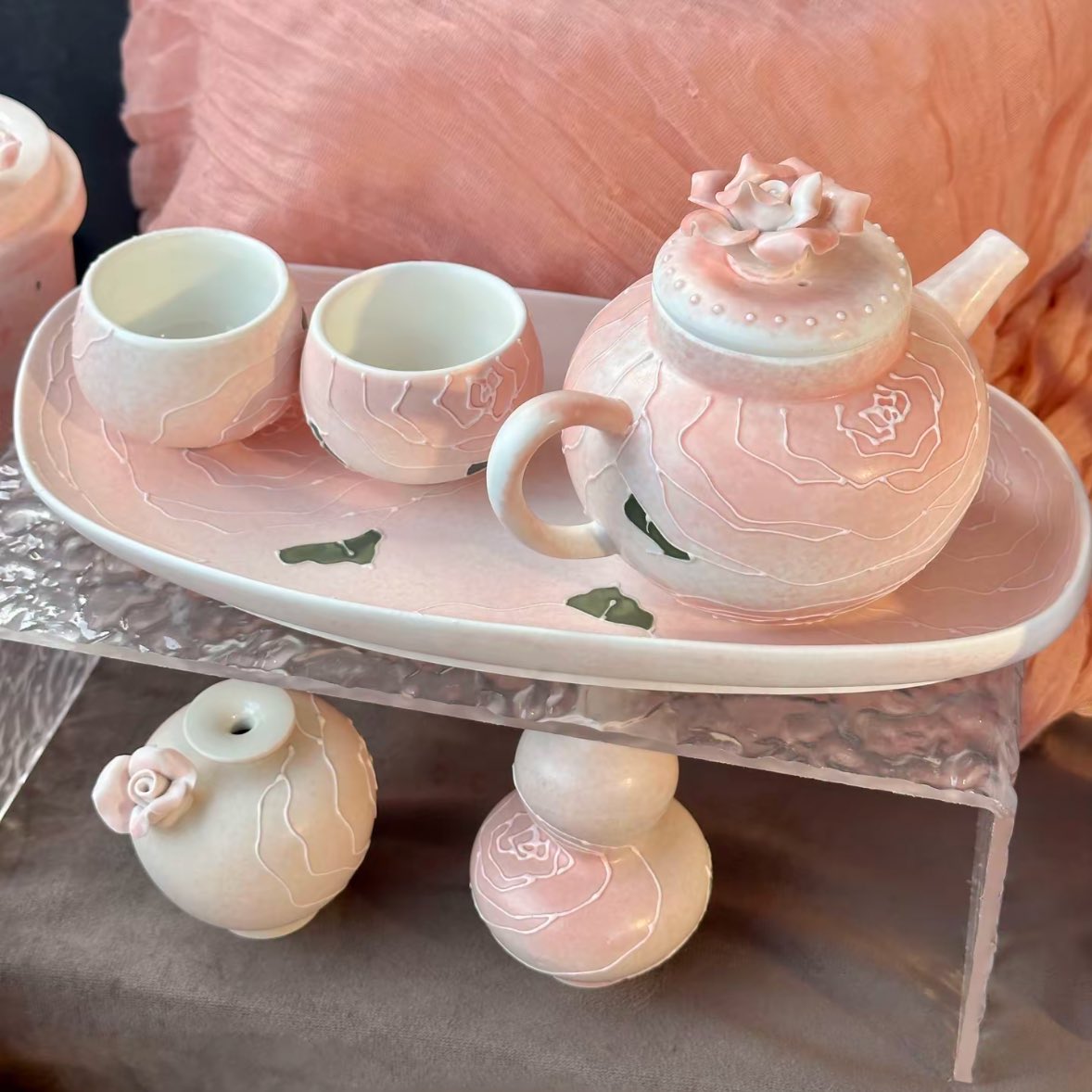 loooovepo's tweet image. This dreamy ceramic tea set is pure magic～ Soft pink rose carvings + pearl accents, too sweet to handle! 🌸☕
Just wanna brew floral tea every day and feel like a little princess on the couch~
#CeramicArt #PinkAesthetic #AfternoonTea #Handmade
