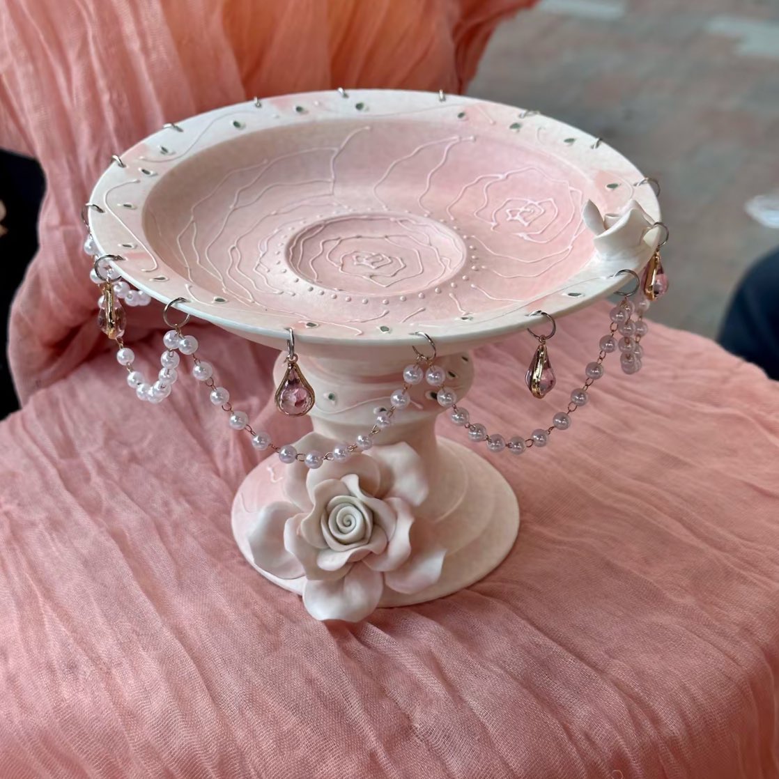 loooovepo's tweet image. This dreamy ceramic tea set is pure magic～ Soft pink rose carvings + pearl accents, too sweet to handle! 🌸☕
Just wanna brew floral tea every day and feel like a little princess on the couch~
#CeramicArt #PinkAesthetic #AfternoonTea #Handmade