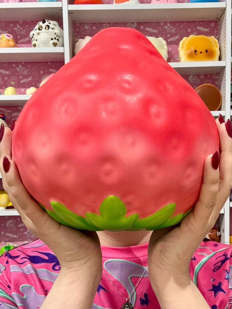 大きなクイーンサイズのストロベリーも大人気🍓 甘いいちごの香りも